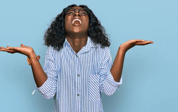 Mooie Afrikaanse Jonge Vrouw Draagt Casual Kleding Glazen Gek Gek — Stockfoto