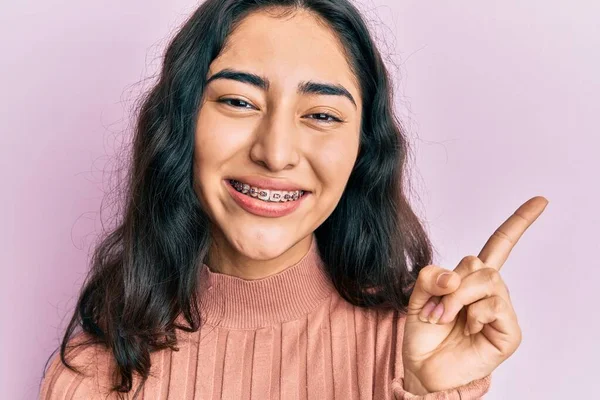 Латиноамериканская Девочка Подросток Зубными Скобками Показывающими Ортодонтические Скобки Улыбающаяся Счастливая — стоковое фото