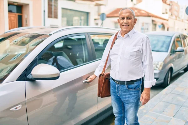 Älterer Mann Lächelt Glücklich Beim Öffnen Des Autos Der Stadt — Stockfoto