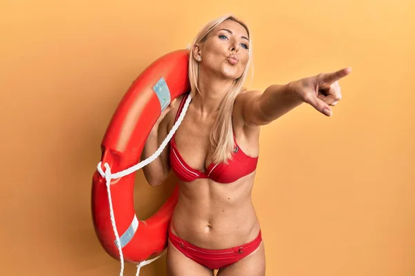 Jeune Femme Blonde Portant Bikini Tenant Flotteur Maître Nageur Pointant — Photo