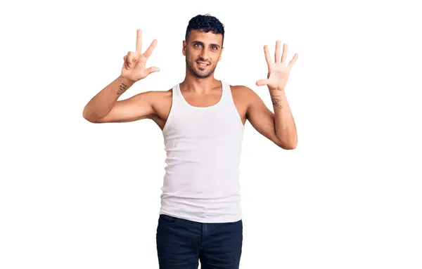 Mladý Hispánec Nosí Ležérní Oblečení Ukazující Ukazující Prsty Číslo Osm — Stock fotografie