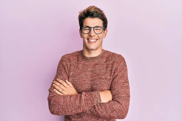 Bonito Homem Caucasiano Vestindo Camisola Casual Óculos Rosto Feliz Sorrindo — Fotografia de Stock