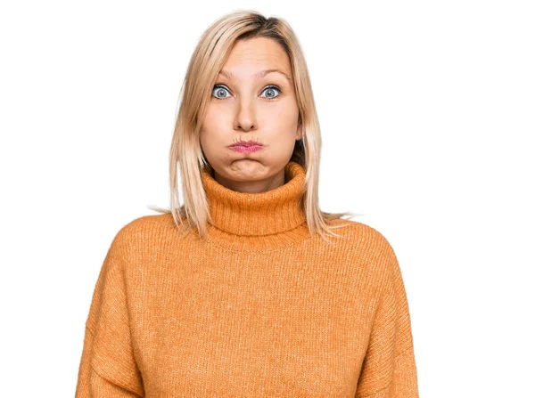 中年的高加索女人穿着休闲地冬季毛衣 满脸通红 气喘吁吁的嘴 疯狂的表情 — 图库照片