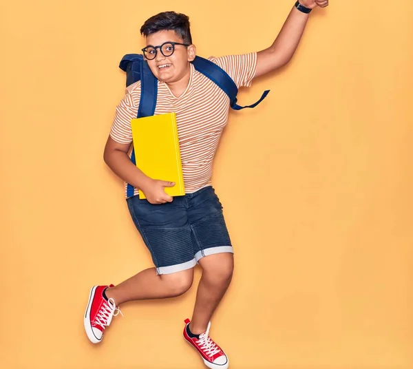 Förtjusande Student Pojke Bär Glasögon Och Ryggsäck Ler Glad Hoppa — Stockfoto