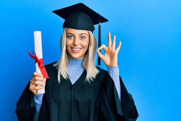 Piękna Blondynka Nosi Czapkę Ukończenia Szkoły Ceremonii Szata Trzyma Stopień — Zdjęcie stockowe