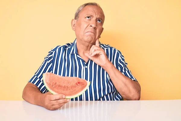 Homem Bonito Sênior Com Cabelos Grisalhos Comendo Fatia Melancia Doce — Fotografia de Stock