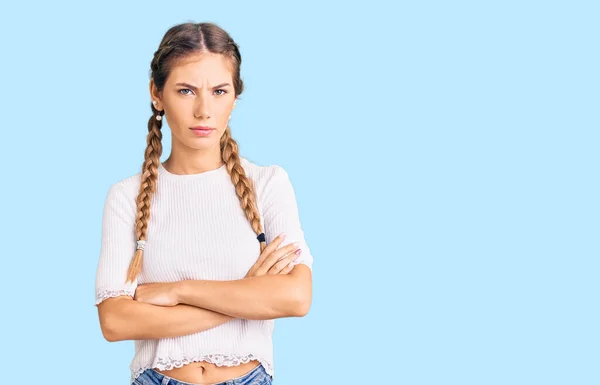 Schöne Kaukasische Frau Mit Blonden Haaren Zöpfen Und Weißem Shirt — Stockfoto