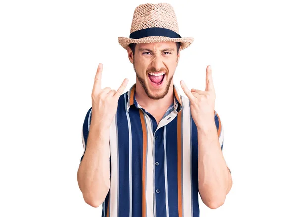 Homem Caucasiano Bonito Novo Usando Chapéu Verão Gritando Com Expressão — Fotografia de Stock
