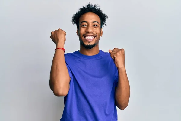 Jovem Afro Americano Com Barba Vestindo Camisa Azul Casual Celebrando — Fotografia de Stock