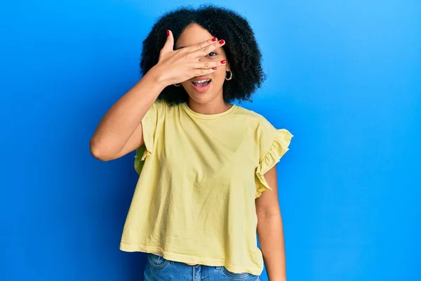 Genç Afro Amerikan Kızı Günlük Giysiler Giyip Şok Içinde Yüzünü — Stok fotoğraf