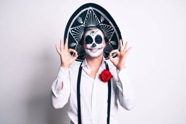 Ölü kostümü beyaza takan adam rahatlar ve gözleri kapalı gülümser parmaklarıyla meditasyon jesti yapar. yoga konsepti. 