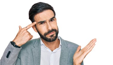 İş kıyafetleri giymiş genç İspanyol bir adam avuç içi açık fotokopi alanı gösterip alnını işaret etmekten rahatsız oluyor. Bunu bir düşün.. 