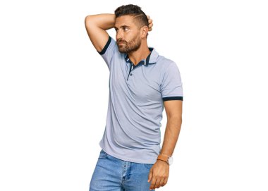 Sıradan kıyafetler giyen sakallı yakışıklı bir adam kafasını karıştırır ve soru sorar. Şüpheyle kararsız, kafa kafaya düşünerek. Düşünceli kavram. 