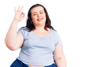 Gündelik kıyafetler giyen, gülümseyen, el ve parmaklarıyla 