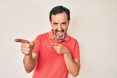 Orta yaşlı, sıradan kıyafetler giyen, mutlu ve komik yüzlü bir İspanyol. iyi enerji ve titreşimler. 