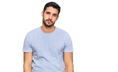 Gündelik kıyafetler giyen genç İspanyol adam uykulu ve yorgun görünüyor, yorgunluktan yorgun ve akşamdan kalma, sabahları tembel gözler.. 