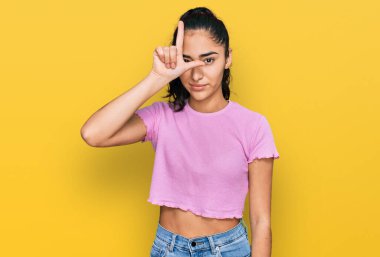 Diş teli takan, sıradan kıyafetler giyen, alnında parmakları olan insanlarla dalga geçen ezik hareketler yapan, alay eden, aşağılayan İspanyol bir genç kız.. 