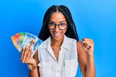 Güzel İspanyol kadın elinde İsviçre frangı banknotlarıyla gururla bağırıyor zaferi ve başarıyı kutluyor. 