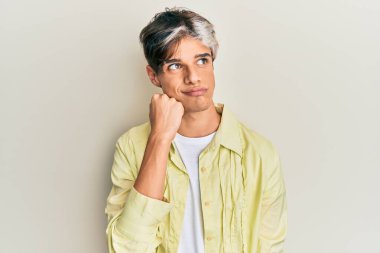 Gündelik kıyafetler giyen genç İspanyol adam şüphe üzerine yoğunlaşmıştı. Parmakları çenesinde ve yukarı bakıyordu. 