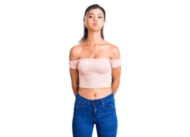 Gündelik kıyafetler giyen, komik yüzlü, yanak şişiren genç ve güzel bir kadın. Havayla şişmiş ağız, çılgın bir ifade.. 