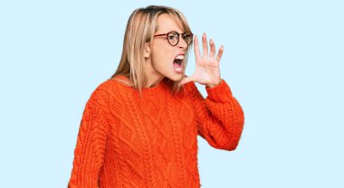 Güzel sarışın kadın gündelik kıyafetler ve gözlük takıp el ele tutuşarak bağırıyor ve çığlık atıyordu. iletişim konsepti. 