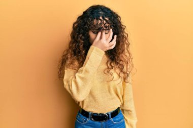 Günlük kıyafetler giyen genç İspanyol kız yorgun burnu ve gözleri ovuşturup yorgun ve baş ağrısı çekiyor. Stres ve hüsran kavramı. 