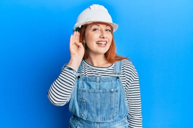 Güzel kızıl saçlı kadın, mimar şapkası takmış, ağzı kulaklarında gülümseyen, dedikoduları ve dedikoduları dinleyen. Sağırlık kavramı. 