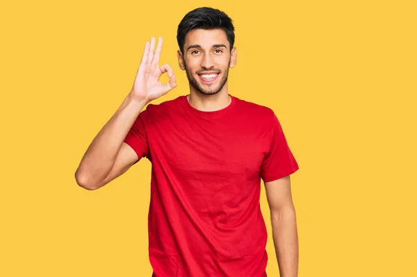 Homem Bonito Jovem Vestindo Casual Tshirt Vermelha Sorrindo Positivo Fazendo — Fotografia de Stock