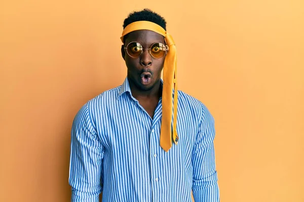 Hombre Negro Guapo Borracho Con Corbata Cabeza Gafas Sol Asustado — Foto de Stock