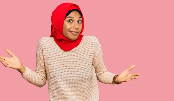 Young African American Woman Wearing Traditional Islamic Hijab Scarf Clueless — Stock Photo, Image