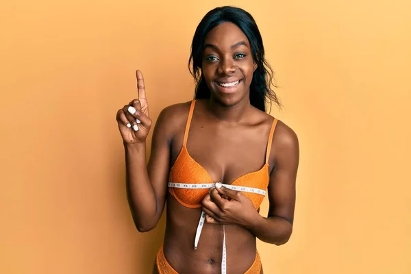 Genç Afrikalı Amerikalı Kadın Çamaşırı Giyip Mezura Kullanıyor Bir Fikir — Stok fotoğraf