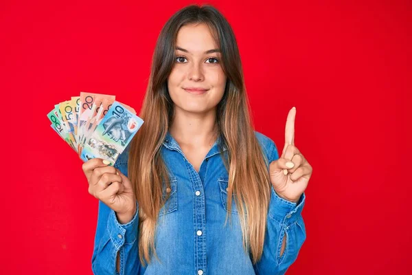 Mulher Caucasiana Bonita Segurando Dólares Australianos Sorrindo Com Uma Ideia — Fotografia de Stock