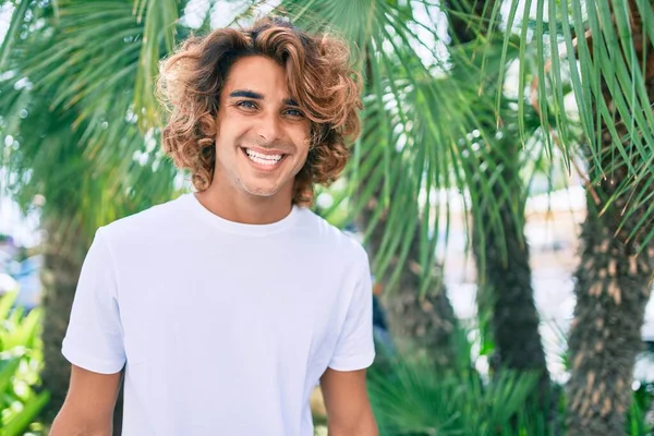 Joven Hombre Hispano Guapo Sonriendo Feliz Caminando Calle Ciudad —  Fotos de Stock