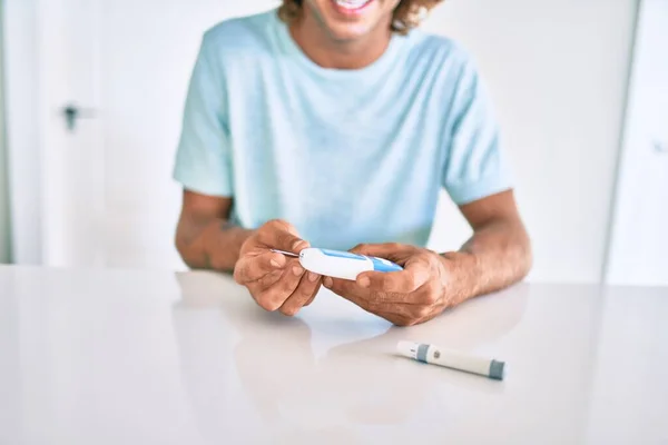 Junger Hispanischer Diabetiker Lächelt Glücklich Und Misst Hause Den Glukosespiegel — Stockfoto