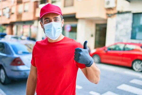 Jovem Homem Entrega Vestindo Uniforme Proteção Coronavírus Máscara Médica Rua — Fotografia de Stock