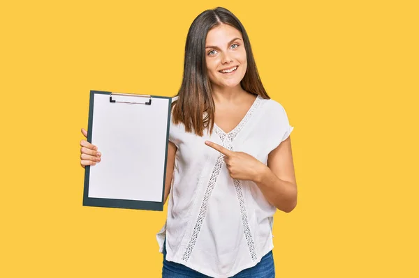 Joven Mujer Caucásica Sosteniendo Portapapeles Con Espacio Blanco Sonriendo Feliz —  Fotos de Stock