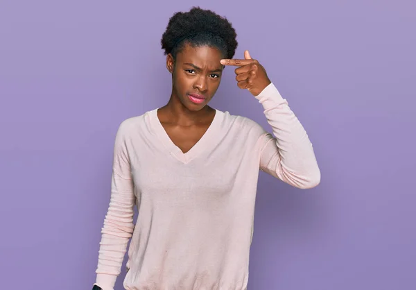 Chica Afroamericana Joven Con Ropa Casual Señalando Infeliz Grano Frente — Foto de Stock