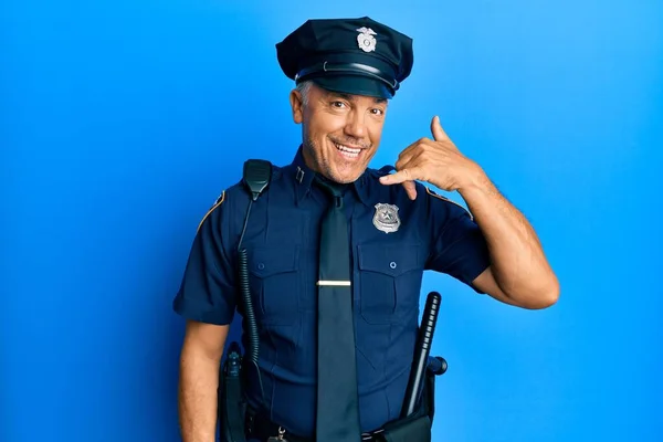 Yakışıklı Olgun Polis Üniforması Giyen Gülümseyen Parmaklarıyla Telefonla Konuşan Bir — Stok fotoğraf