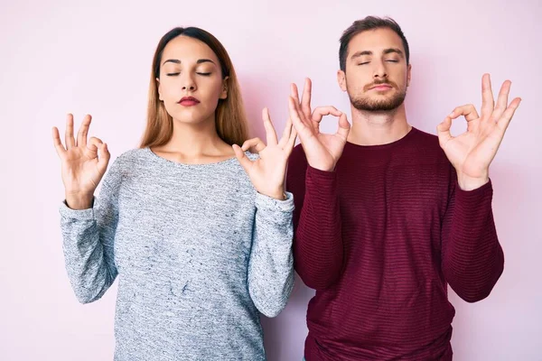 Bella Coppia Che Indossa Abiti Casual Rilassarsi Sorridere Con Gli — Foto Stock