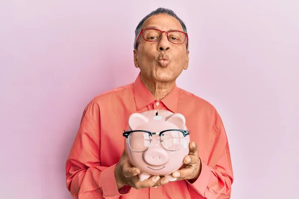 Středního Věku Indián Muž Drží Prasátko Banky Brýlemi Při Pohledu — Stock fotografie