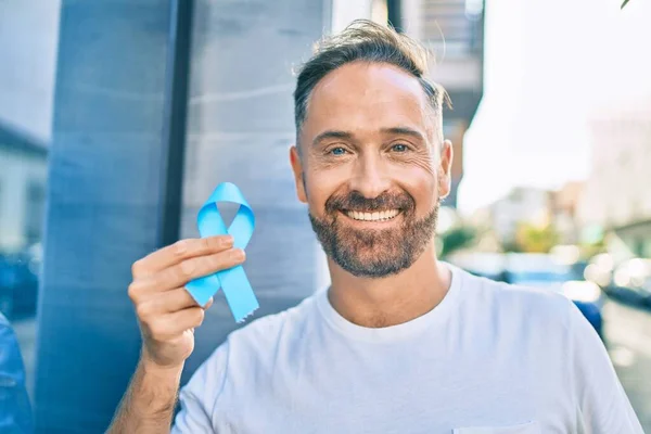 Schöner Mann Mittleren Alters Lächelt Glücklich Mit Blauem Prostatakrebsband Der — Stockfoto