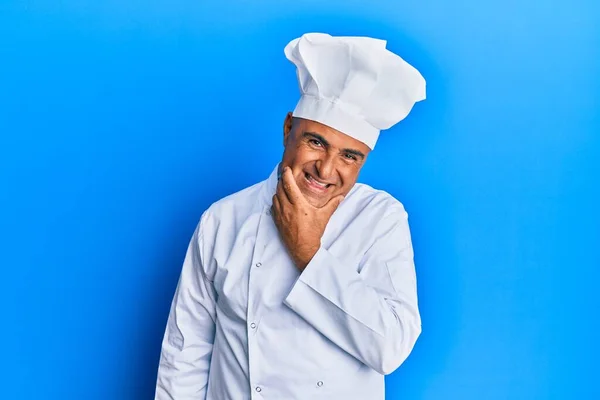 Maturo Uomo Del Medio Oriente Indossa Uniforme Cuoco Professionista Cappello — Foto Stock