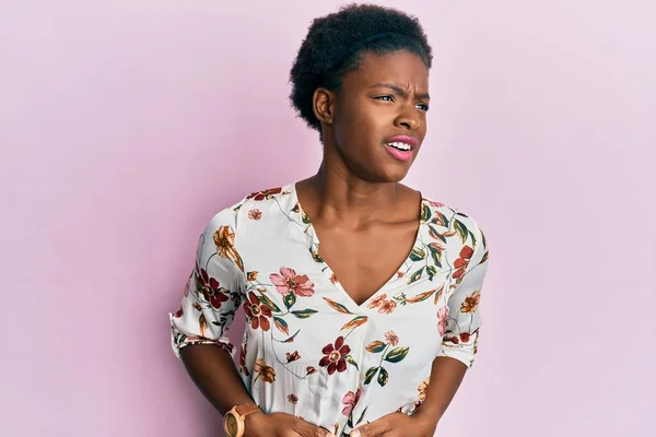 若いアフリカ系アメリカ人の女の子の胃の上に手でカジュアルな服を着て吐き気 痛みを伴う病気の気分が悪い キャッシュ コンセプト — ストック写真
