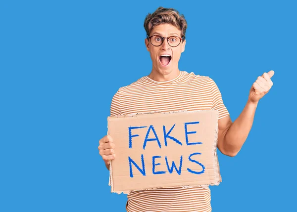 Junger Gutaussehender Mann Mit Fake News Banner Der Stolz Schreit — Stockfoto