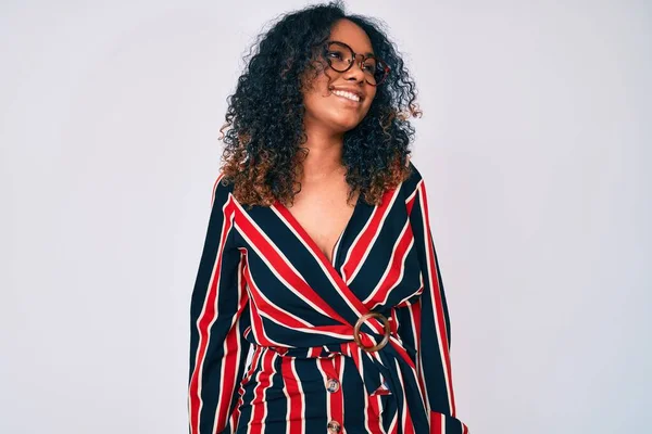 Jonge Afro Amerikaanse Vrouw Met Casual Kleding Een Bril Die — Stockfoto