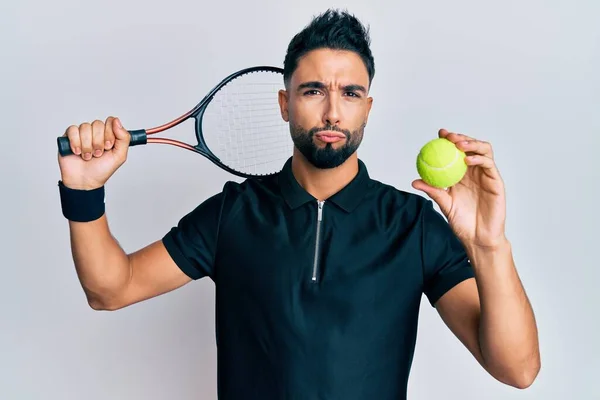 Jovem Com Barba Jogando Tênis Segurando Raquete Bola Olhando Para — Fotografia de Stock