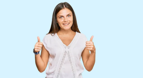 Junge Kaukasische Frau Lässiger Kleidung Erfolgszeichen Tun Positive Geste Mit — Stockfoto
