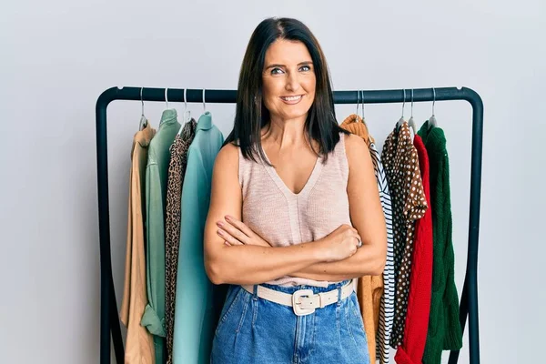 Middle Age Brunette Woman Working Professional Personal Shopper Happy Face — Stock Photo, Image