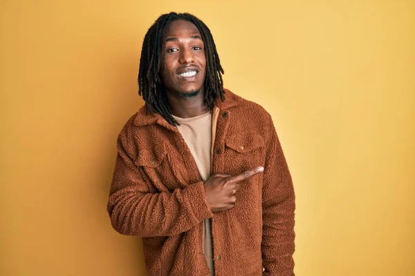 Hombre Afroamericano Con Trenzas Vestidas Chaqueta Retro Marrón Señalando Lado —  Fotos de Stock