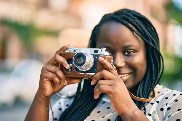 Mladý Africký Americký Turista Žena Usměvavý Šťastný Pomocí Vintage Kamera — Stock fotografie